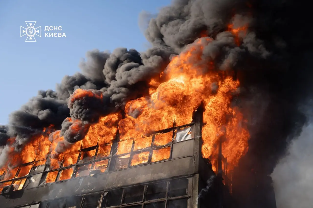 Россия запустила 18 ракет и около 400 дронов. Зеленский обещает "жесткий" ответ