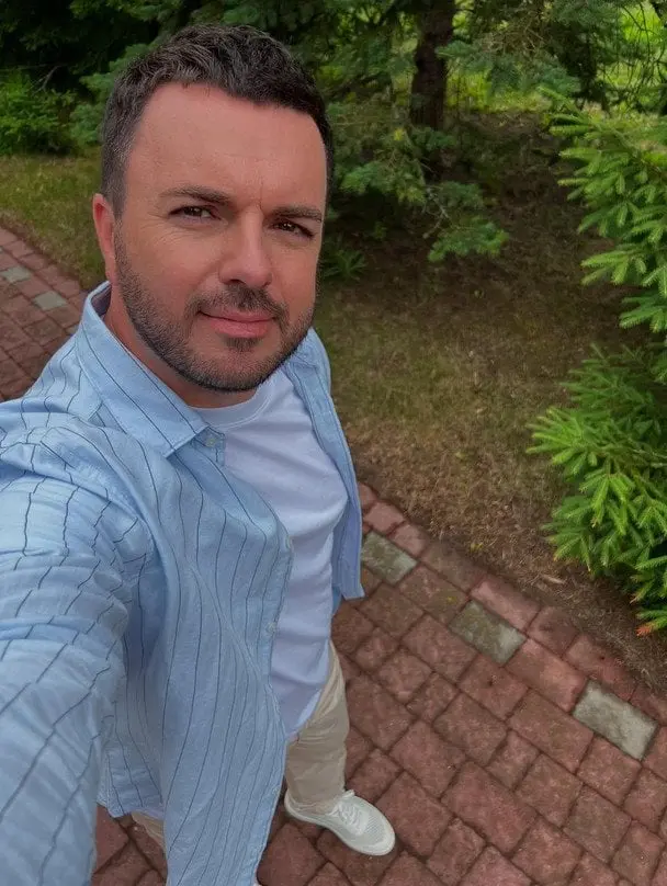 Григорій Решетнік показав себе на дитячому фото та здивував схожістю з мамою