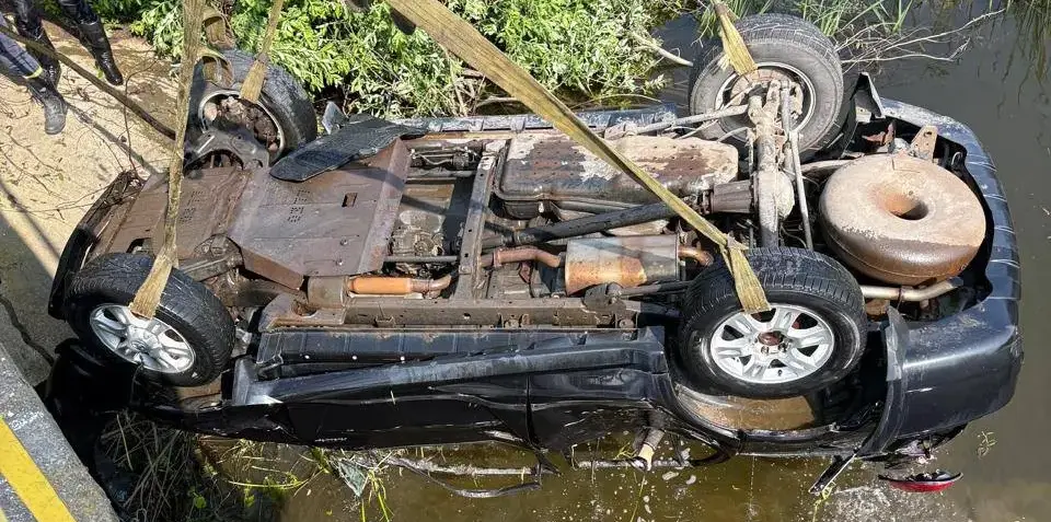 На Вінниччині водій автівки не впорався із керуванням та з’їхав з дороги у річку