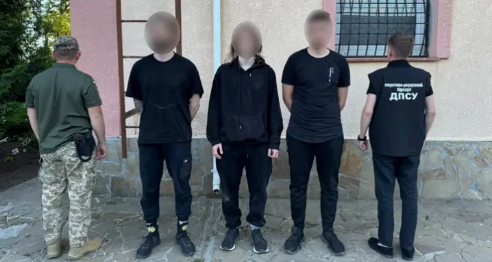 На Буковині прикордонники затримали трьох чоловіків, які перелазили загороджувальний паркан на кордоні з Румунією