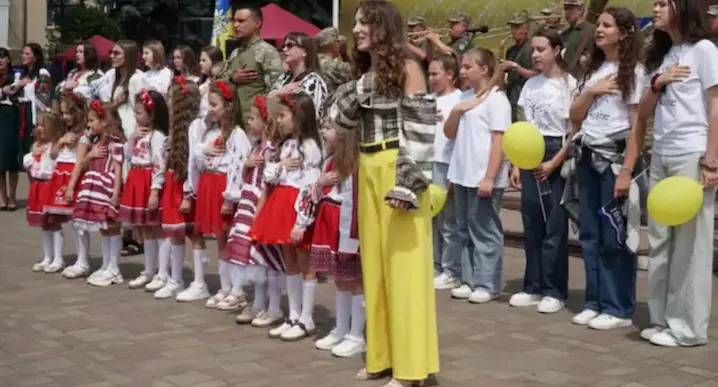 У Чернівцях на Центральній площі триває благодійний захід  на підтримку ЗСУ