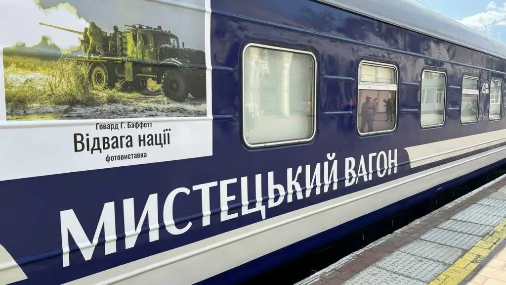 В Одесі презентували перший у світі поїзд-галерею з експозицією про війну в Україні