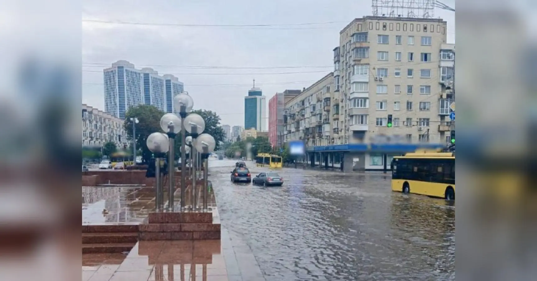 Сильна злива «зупинила» дорожній рух в Києві: де було ускладнено пересування транспорту