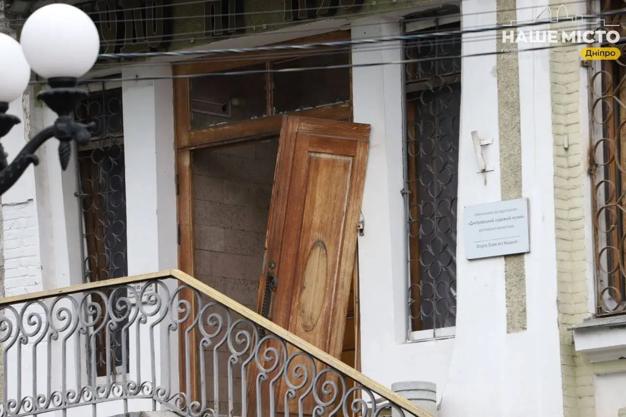 Люди не постраждали, експонати у безпеці: Художній музей у Дніпрі оговтується після шахедної атаки