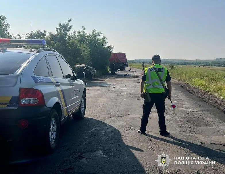 На Одещині ВАЗ виїхав на зустрічну смугу та зіткнувся з вантажівкою: водій легковика загинув