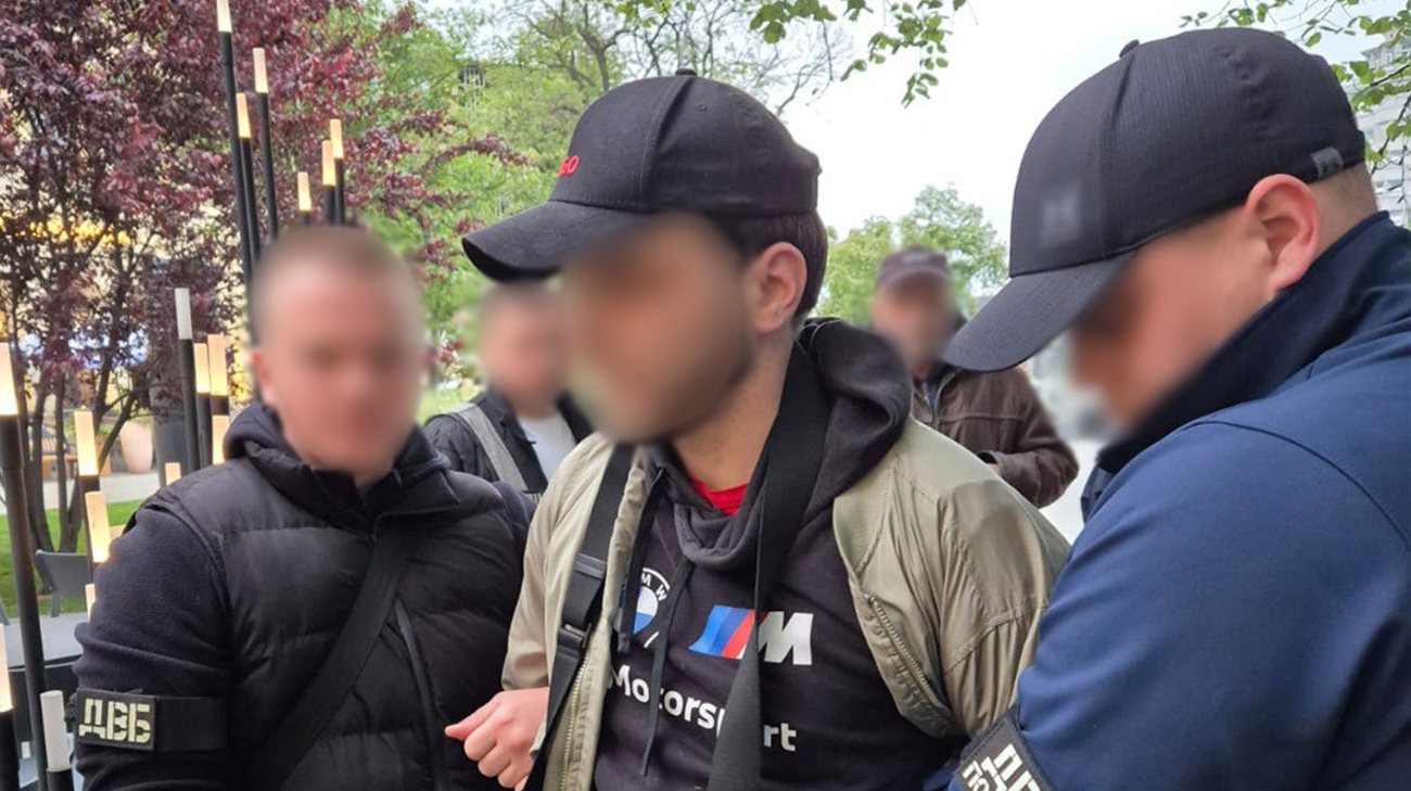 Переправляв військовозобов'язаних до Молдови: в Києві затримали власника барбершопу
