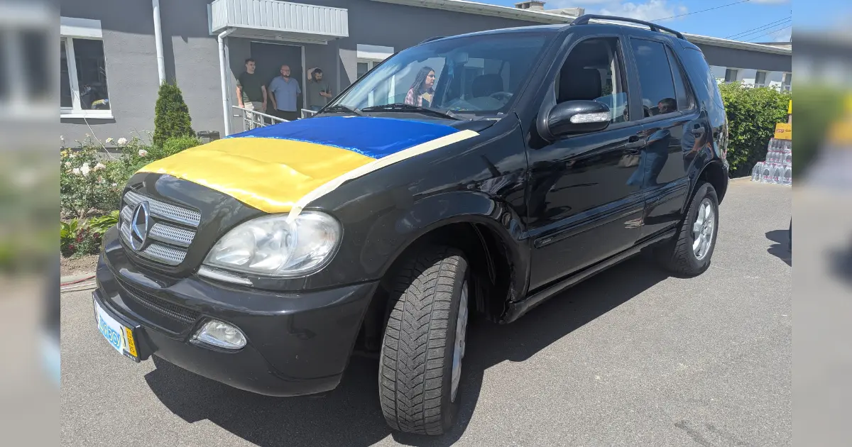 У Вінниці ліцей №13 передав автомобіль бійцям на Сумському напрямку