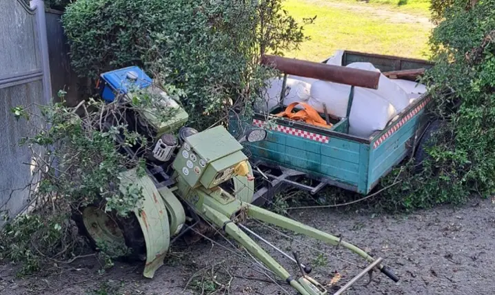 На Буковині чоловік не впорався з керуванням мотоблоку і врізався у паркан