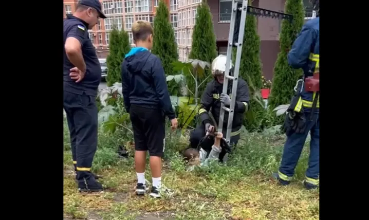 На Рівненській у Чернівцях жінка провалилася у відкритий люк