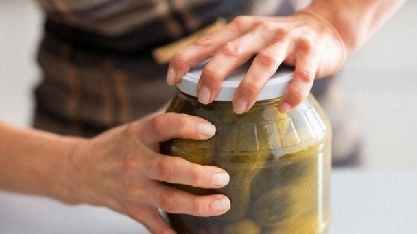 Як відкрити банку з тугою кришкою: три найкращі методи, які реально працюють