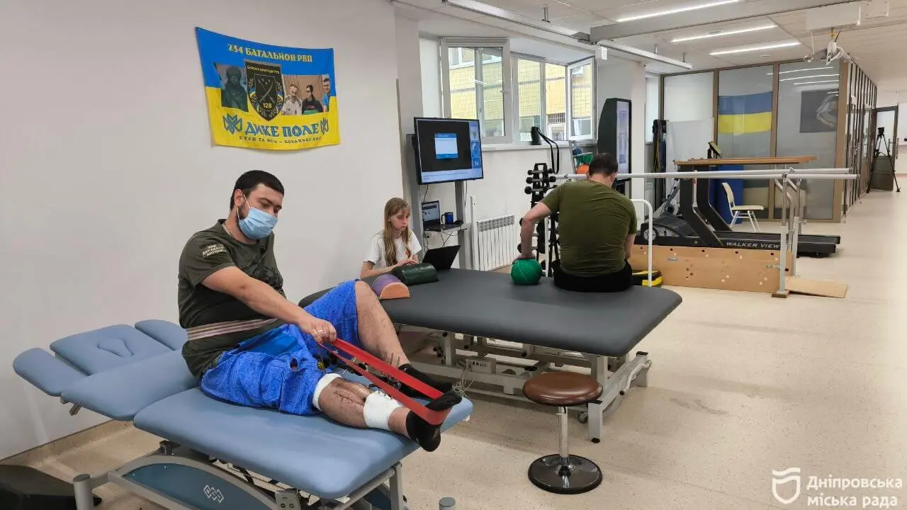 Вижити допомогли думки про дружину та сина: історія бійця ЗСУ, який відновлюється у реабілітаційному центрі Дніпра