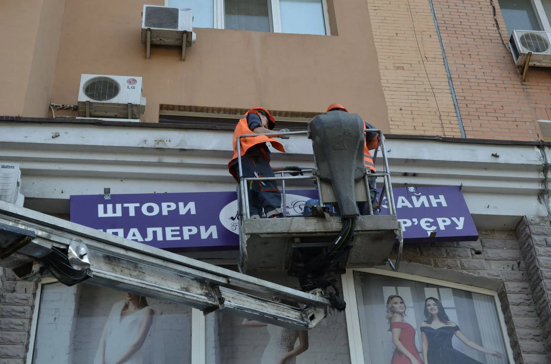 Демонтаж реклами: у червні столичні комунальники прибрали майже 2000 вивісок