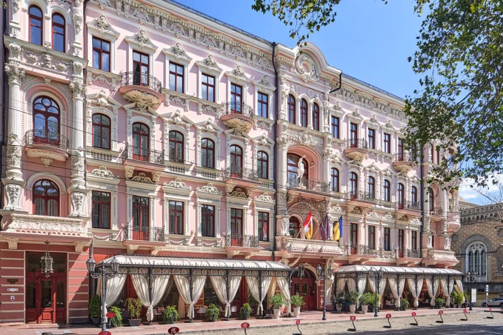Найрозкішніший готель Одеси «Бристоль» знову відкрився: в нього влучила ракета