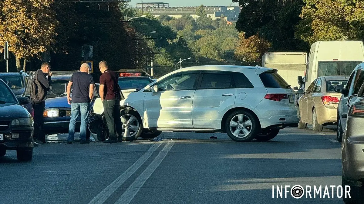 У Дніпрі на Панікахи, біля “Терри”, зіткнулись ВАЗ та Acura: рух сильно ускладнено