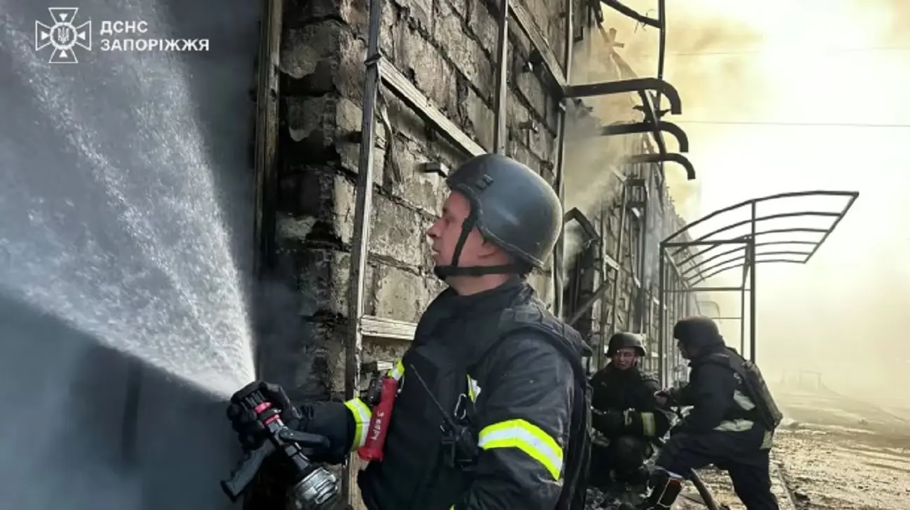 У Запоріжжі росіяни поцілили в підприємство, виникла пожежа