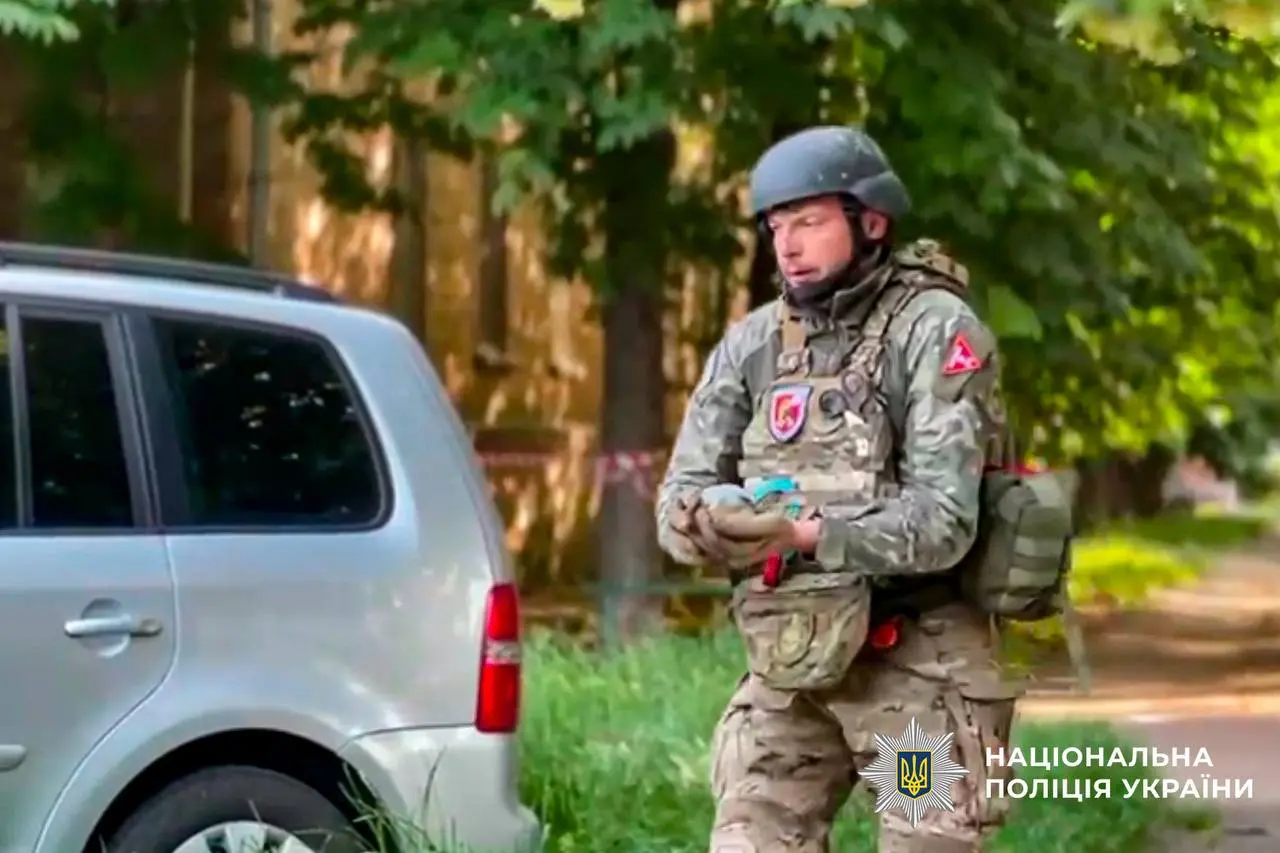 У Києві вибухотехніки знешкодили нерозірвані касетні боєприпаси у квартирах після ракетної атаки (фото, відео)
