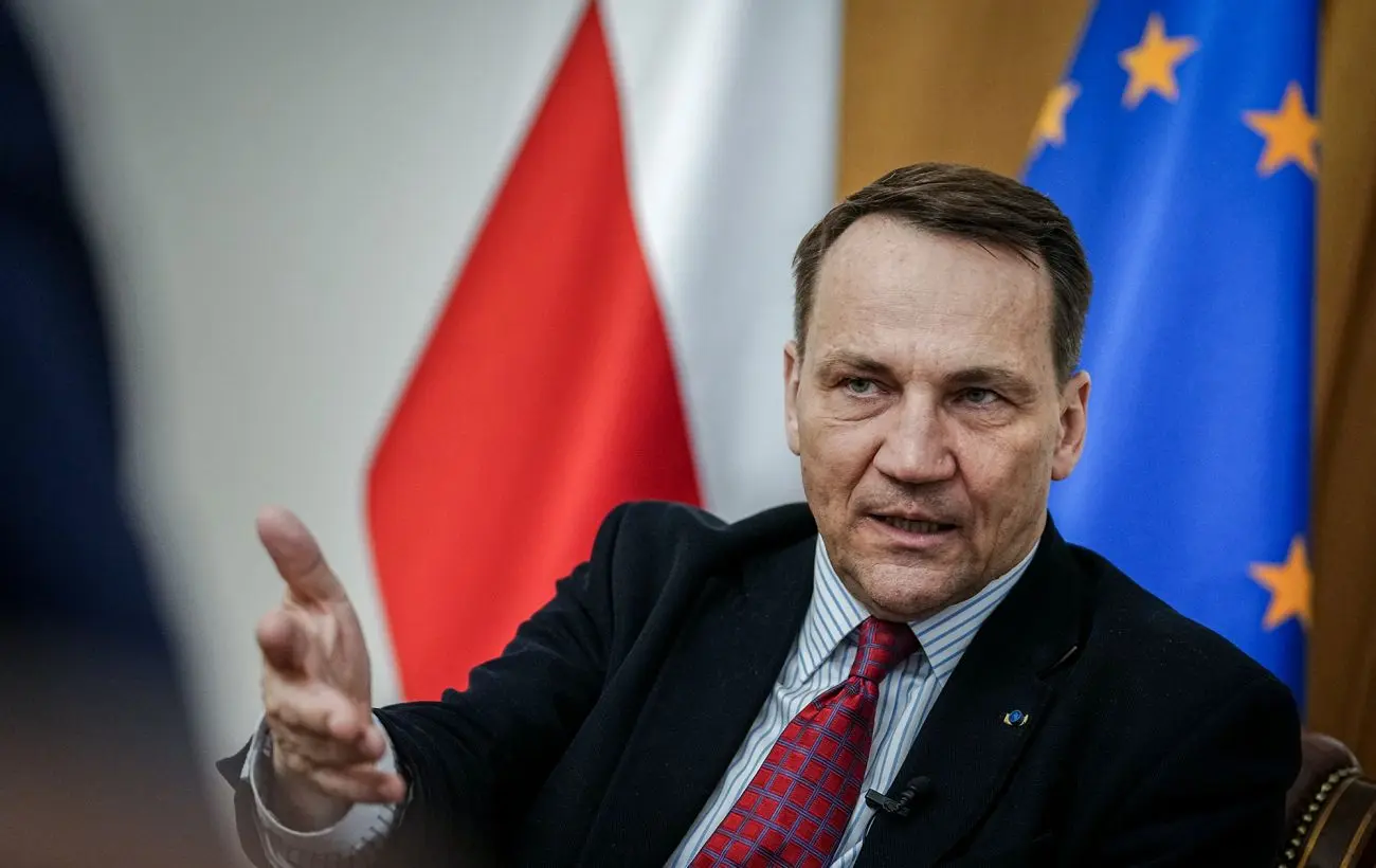Сікорський запропонував Заходу збивати дрони і ракети РФ над Україною