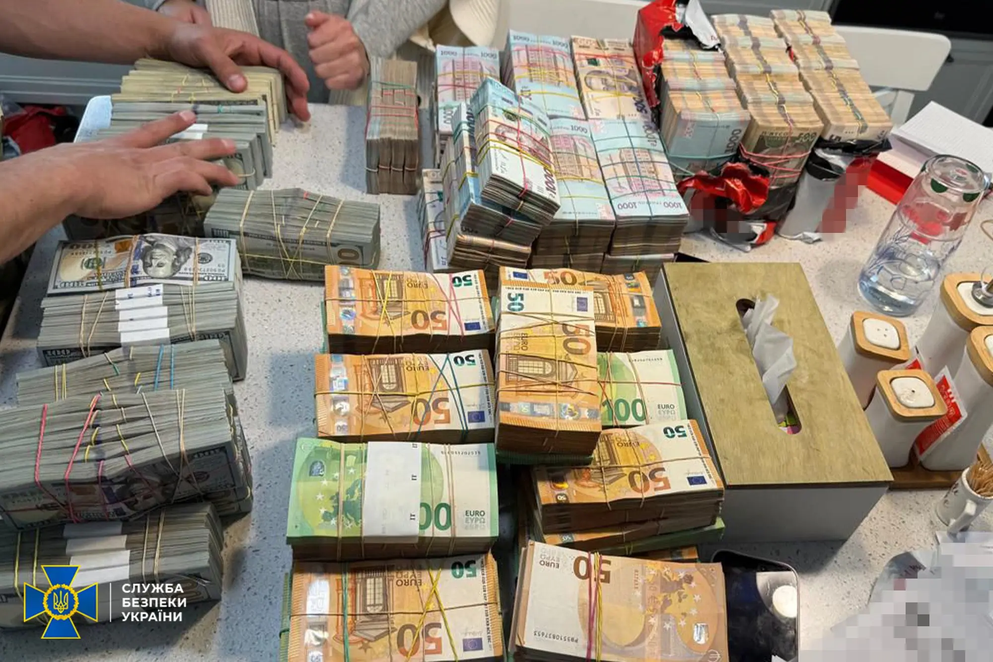 Правоохоронці викрили посадовців, які привласнили понад 64 млн грн на закупівлі авто для військових (фото)