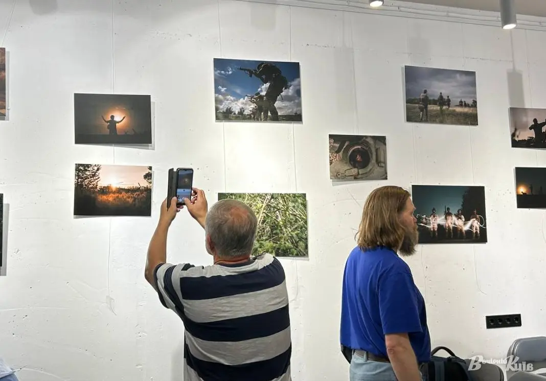 «Я ненавиджу фотографувати»: у Києві відкрили фотовиставку ветерана Дмитра Козацького