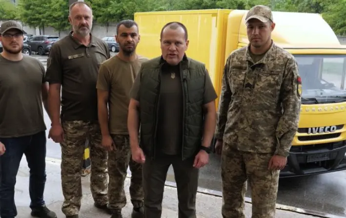 «Українська команда» передала 28 бригаді на Донеччину потужну вантажівку з гідробортом