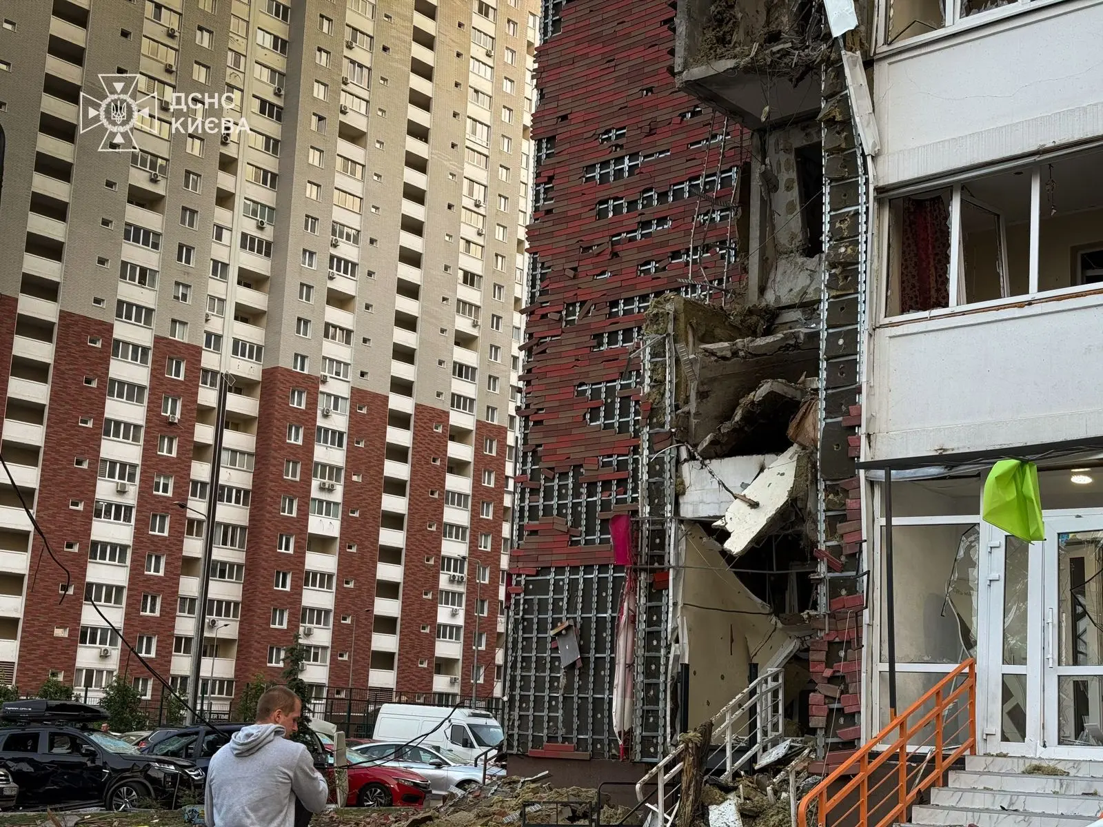 Цивільні жертви війни: у Києві на Оболоні через повітряну атаку рф загинула жінка