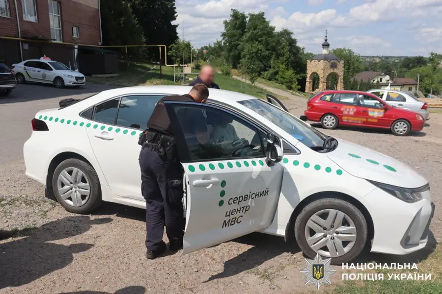 У Шаргороді дівчина хотіла купити права за 300 доларів