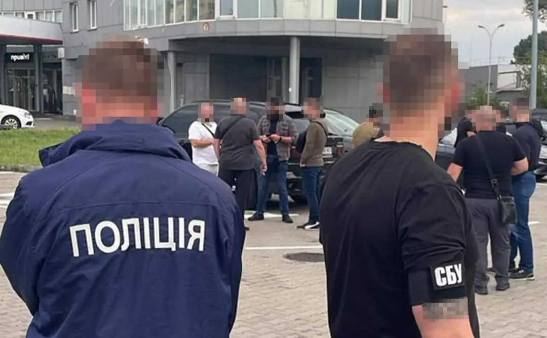 У Деснянському районі Києві СБУ та поліція проводять безпекові заходи