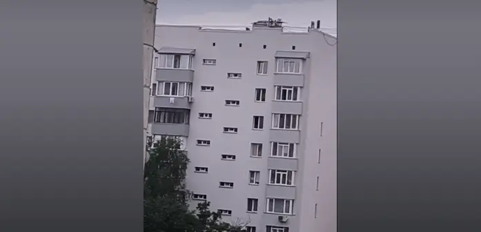 Небезпечні ігри: невідомі вилізли на дах дев'ятиповерхівки на мікрорайоні Гравітон у Чернівцях