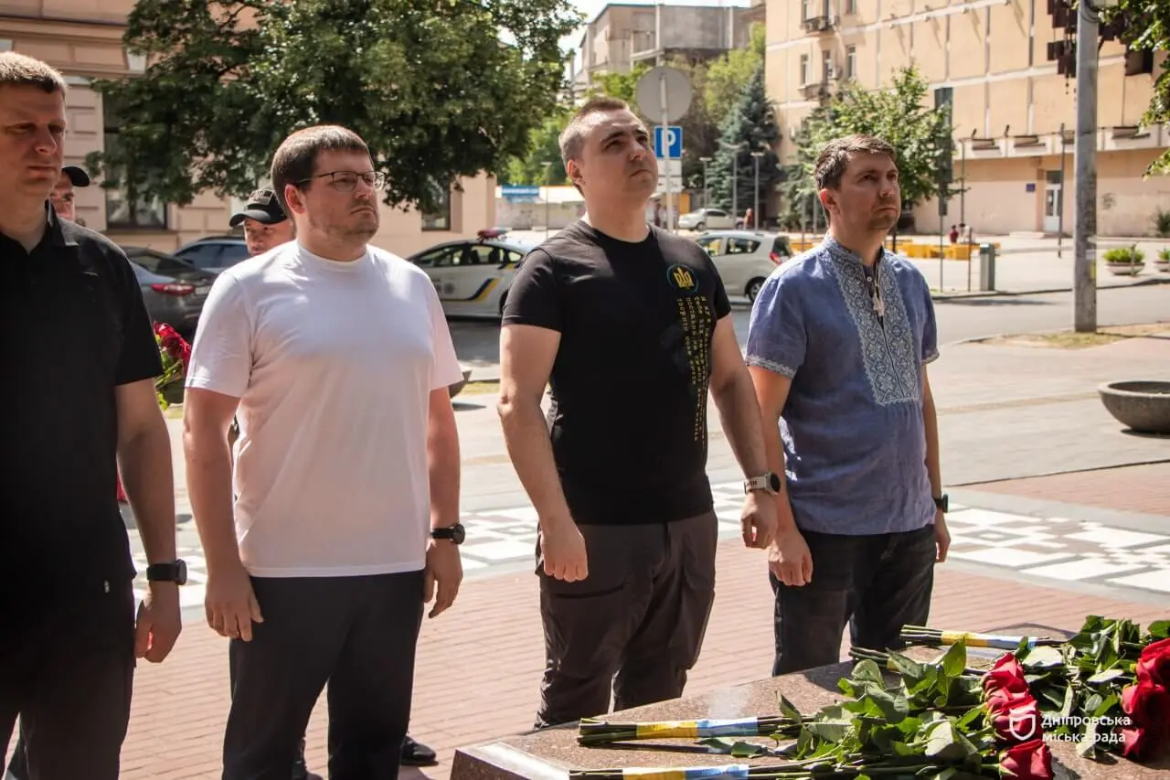 День Конституції України: у Дніпрі поклали квіти до пам’ятника молодому Тарасові Шевченку