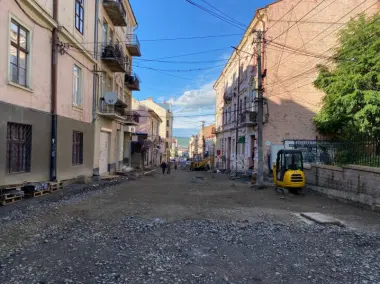 У Чернівцях на Заньковецької прибрали електродроти