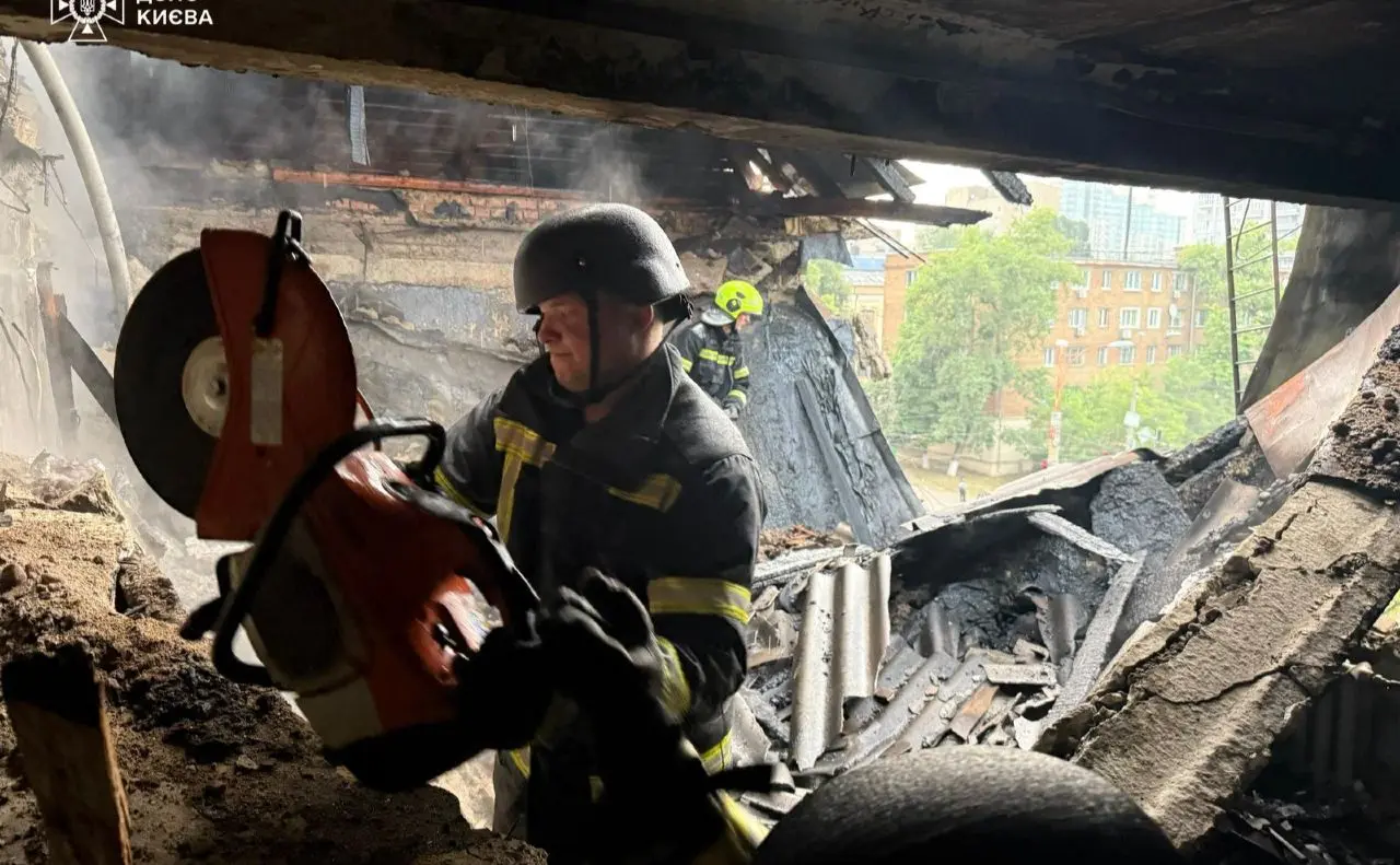 Рятувальники показали, як ліквідовують наслідки нічного обстрілу столиці. ФОТО