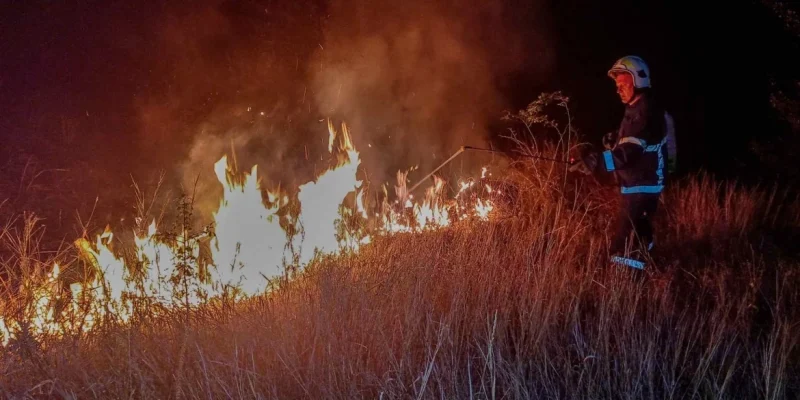 У Тиврівській громаді пожежа знищила покрівлю будинку