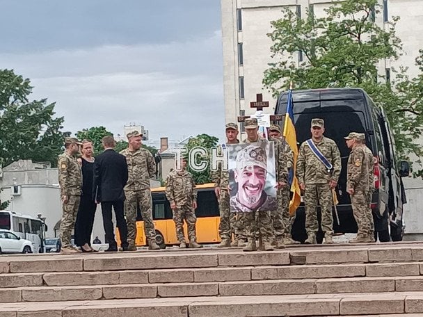 З Максимом Неліпою попрощалися в Києві: як минув похорон шоумена-воїна і хто із зірок прийшов