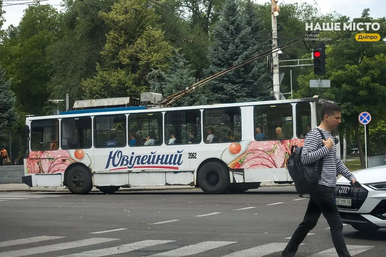 Як у Дніпрі курсує громадський транспорт 31 липня