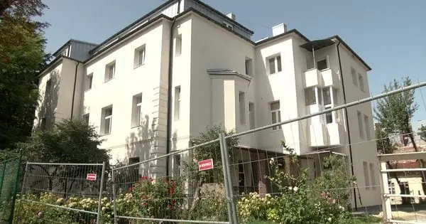 У Львові за гроші меценатів відновили зруйнований обстрілом будинок на вул. Коновальця, 46