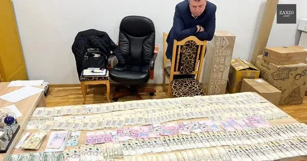 Затриманий на хабарі 800 тис. грн начальник освіти Яворова повернувся на роботу
