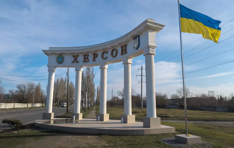 Росія масовано атакувала дронами Херсон: загинув чоловік, семеро людей постраждали