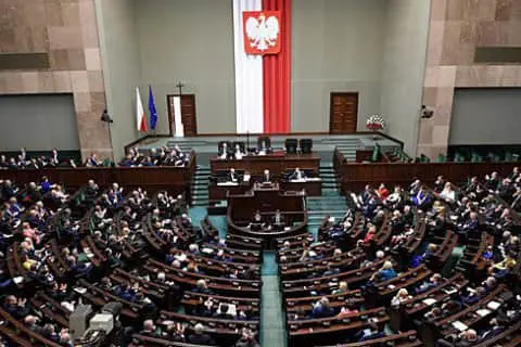 Керівна партія Польщі і консервативна опозиція зрівнялися у рейтингах