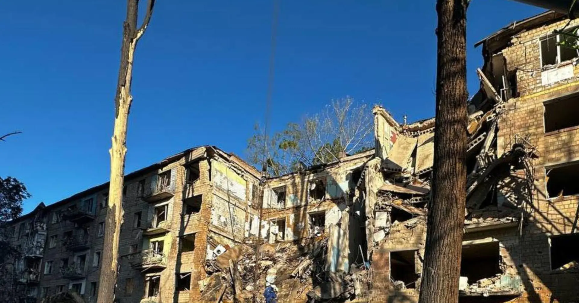 Внаслідок нічної атаки по Києву загинуло подружжя: у них залишився син-школяр