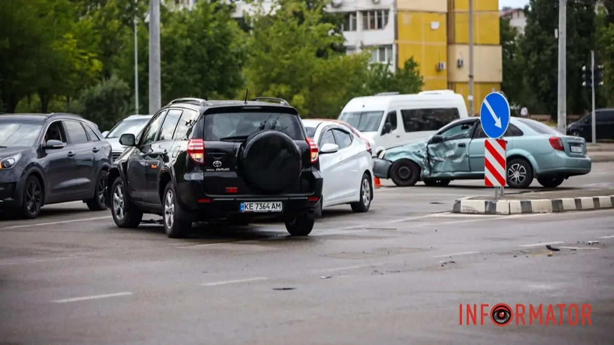У Дніпрі на проспекті Героїв зіткнулись Toyota, Hyundai та Chevrolet