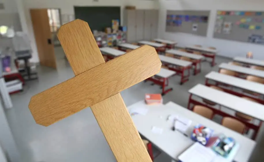 Більше половини поляків – за обмеження уроків релігії у школах