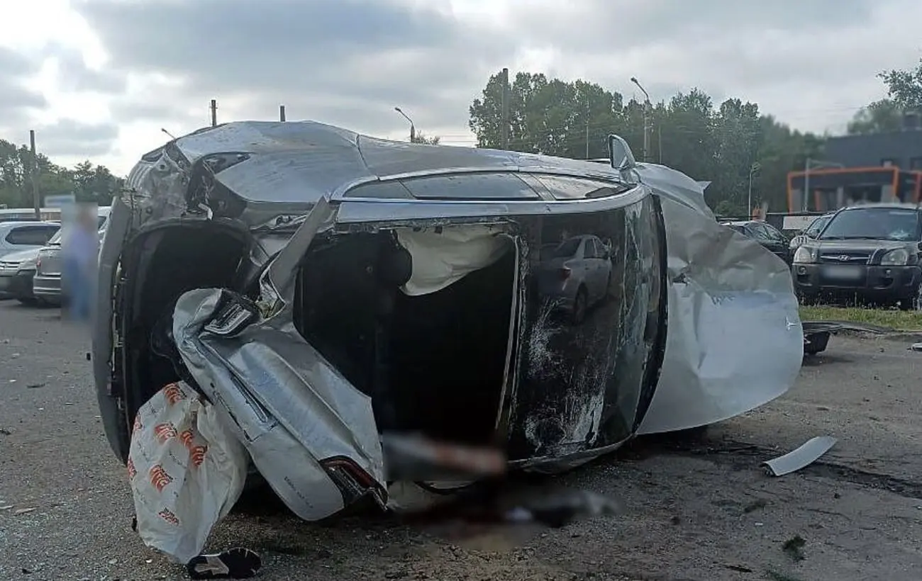 У Полтаві авто влетіло в парковку: є постраждалі, сім машин пошкоджено