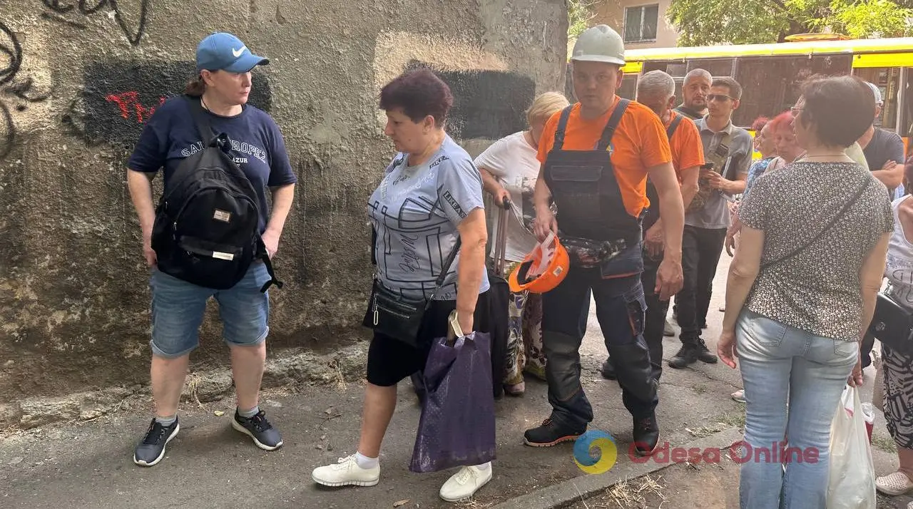 Мешканцям зруйнованого будинку на Кутузакія в Одесі дозволили забрати речі