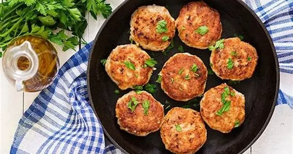 Курячі котлети з помідорами та сиром. Рецепт дня
