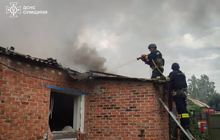 Росіяни ударом КАБа вбили людей у Сумській громаді: ДСНС показала наслідки бомбардування