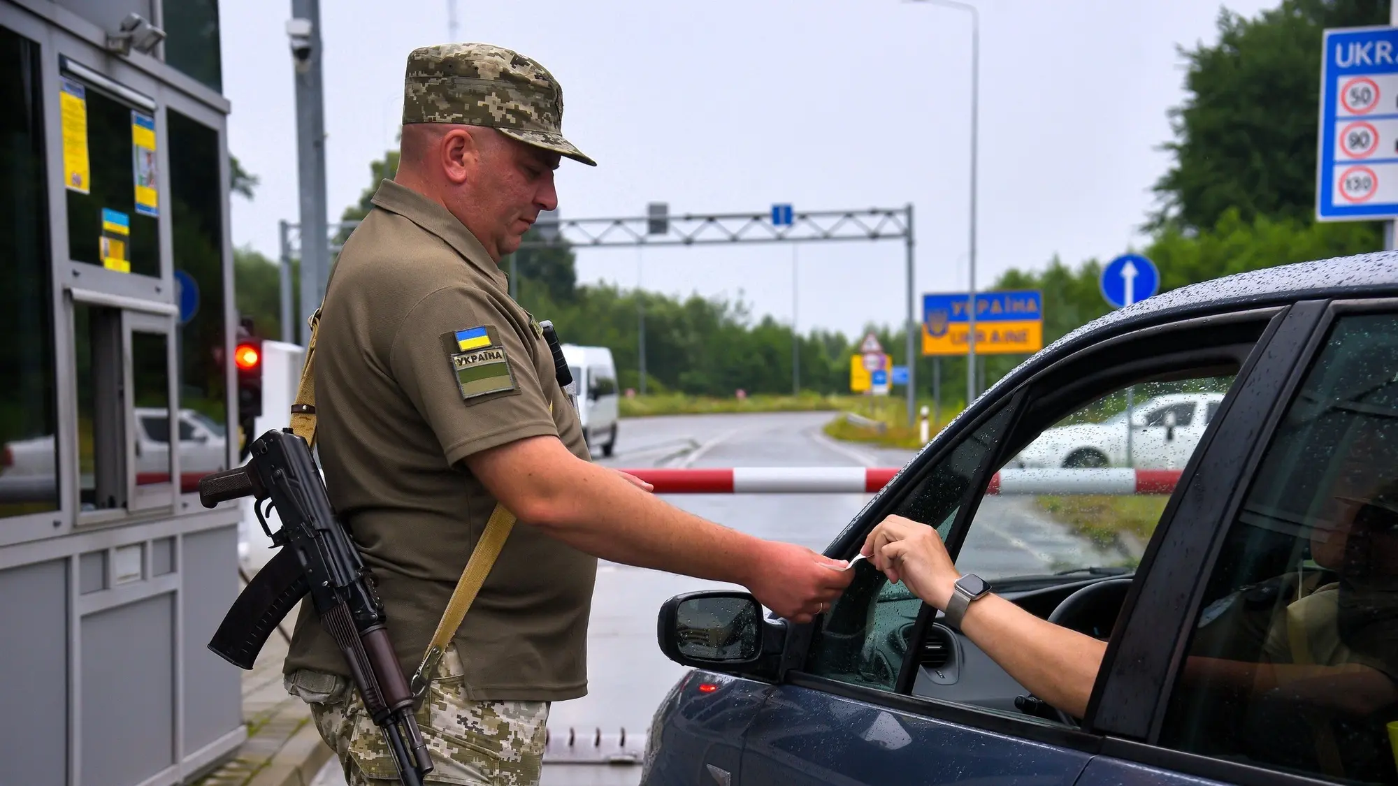 РФ запустила фейк о якобы выезде из Украины 200 000 молодых людей за день – Центр при СНБО