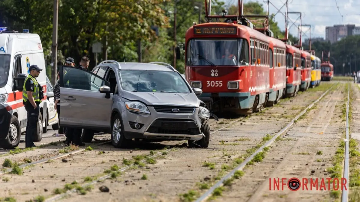 У Дніпрі на проспекті Богдана Хмельницького Ford зніс паркан: є постраждала, рух трамваїв заблокований