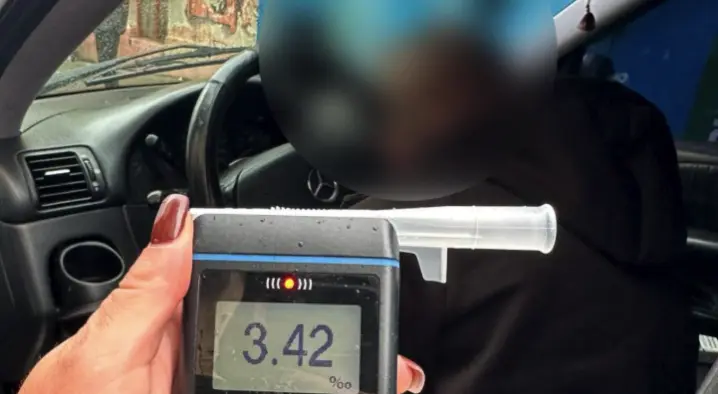 У Чернівцях Mercedes протаранив припарковане авто на вулиці Гоголя. Водій був п’яний