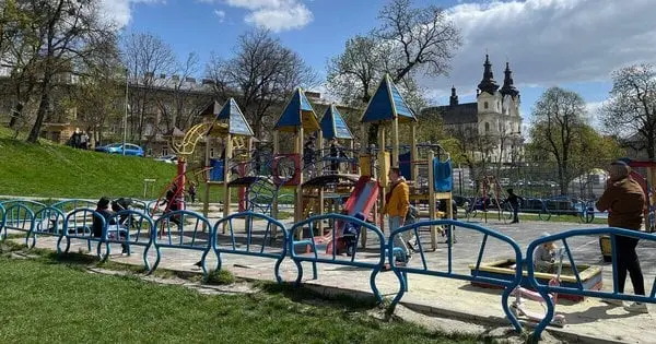 Львів’ян просять три дні не відвідувати дитячі майданчики через обробку від кліщів