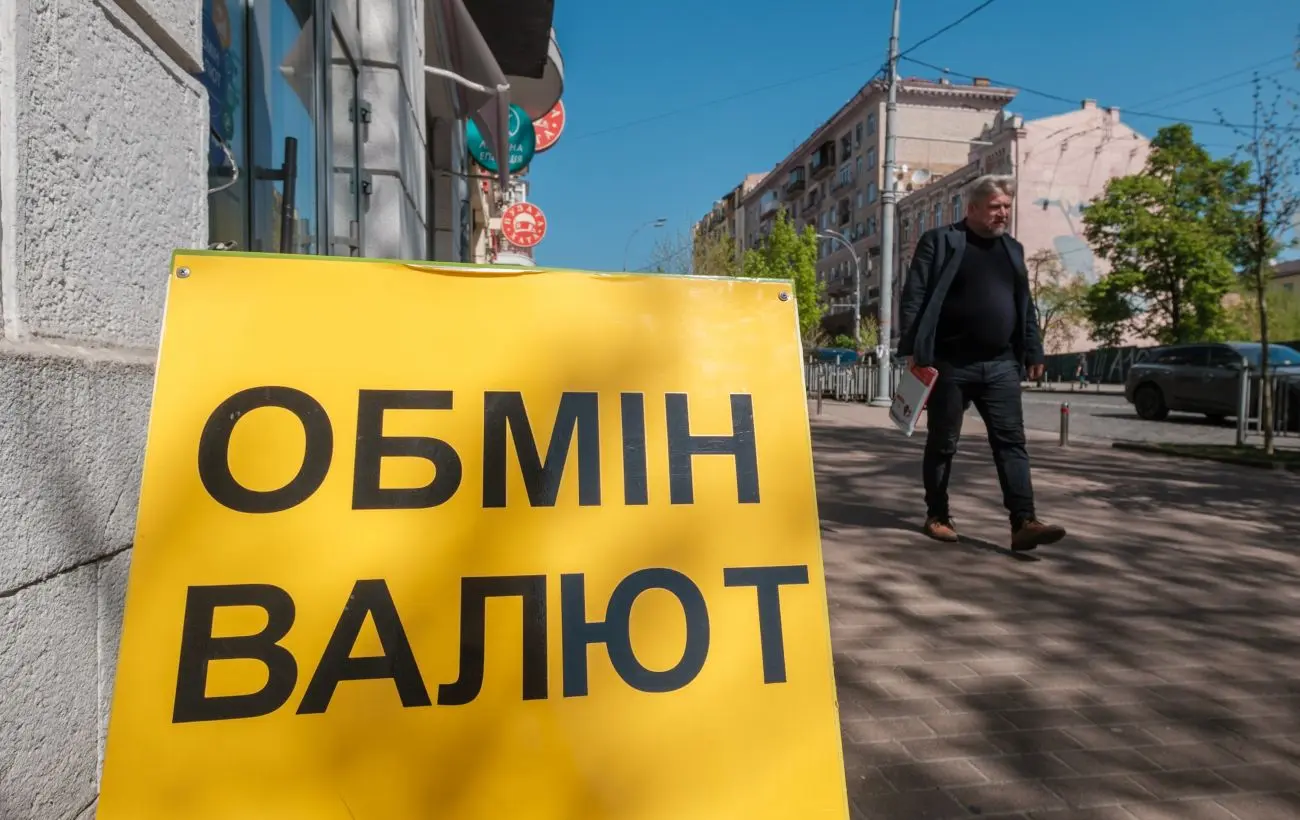 Українці втратили інтерес до доларів та скуповують євро